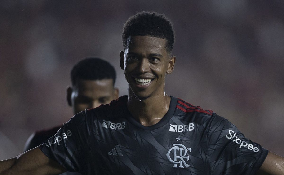 Flamengo aceita proposta do Vitória por Carlinhos e aguarda decisão do jogador