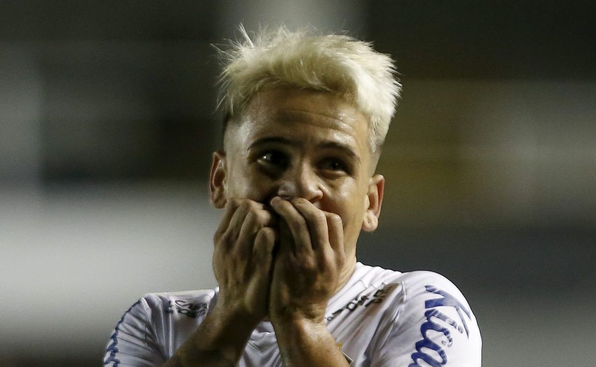 Santos recebe nova investida do Atlético-MG por Soteldo e 'rival' oferece R$ 35 milhões