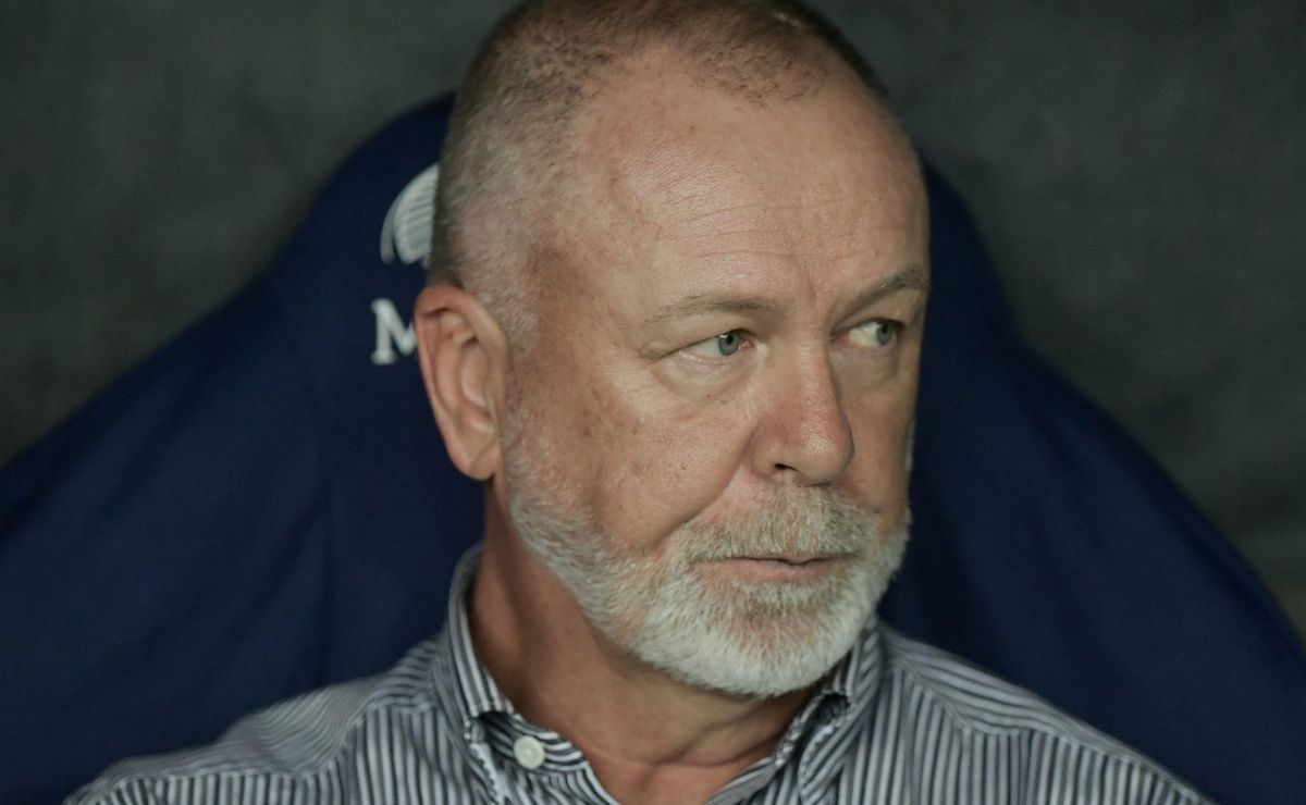 Mano Menezes concorda com Thiago Silva e destaca a importância de um bom planejamento na temporada