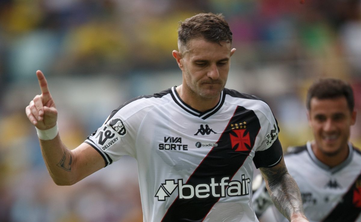 Vasco goleia Portuguesa com show de Vegetti, mas escolhas de Carille revolta torcedores