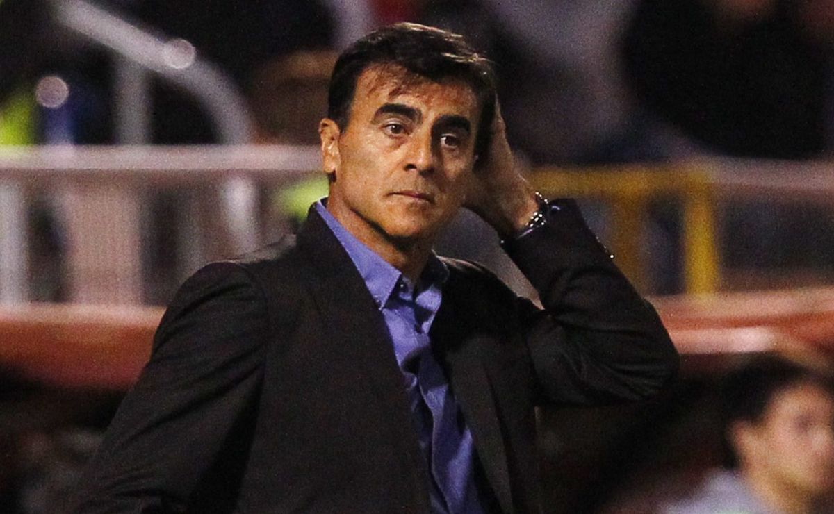 Quinteros se empolga e Grêmio fica confiante para fechar com Rubens, lateral do Atlético-MG