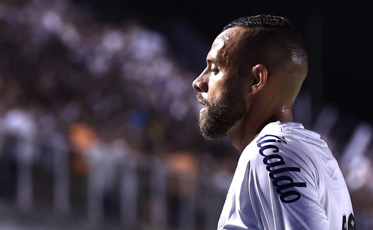 Guilherme se irrita com Caixinha e 8 jogadores arrumam problema com técnico do Santos