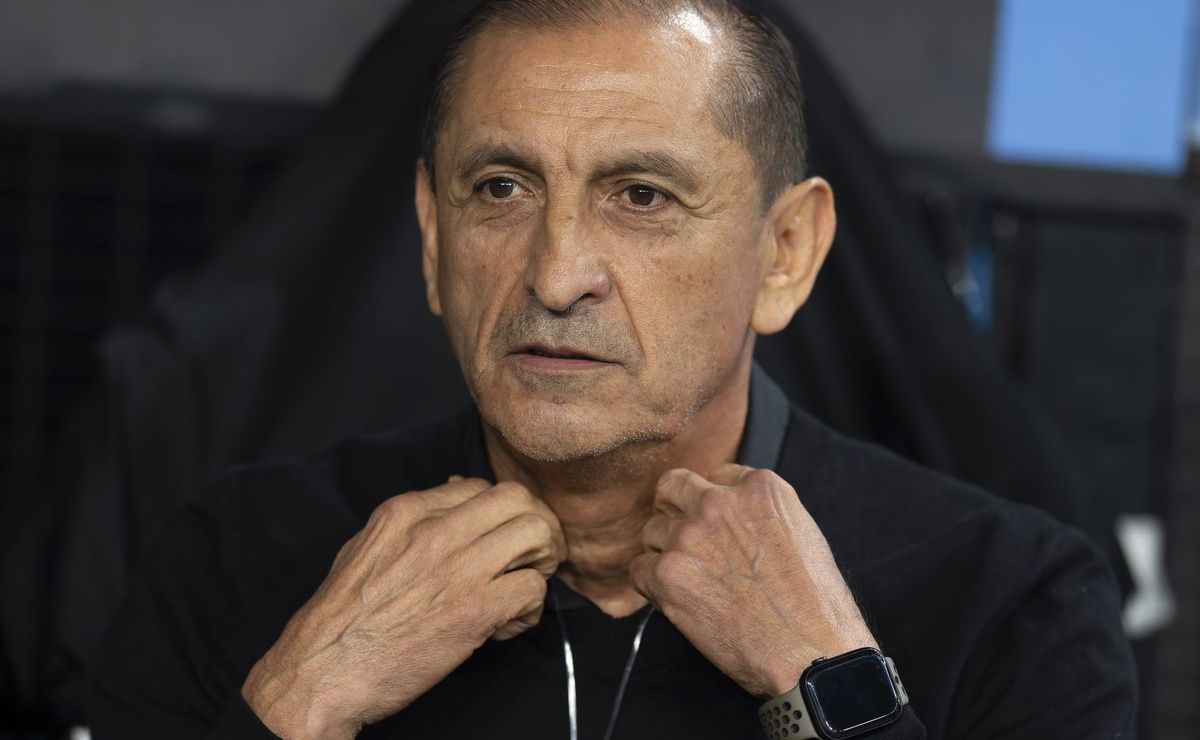 Ramón Díaz revela prioridade no Corinthians e entrega pedido de quatro reforços a Augusto Melo