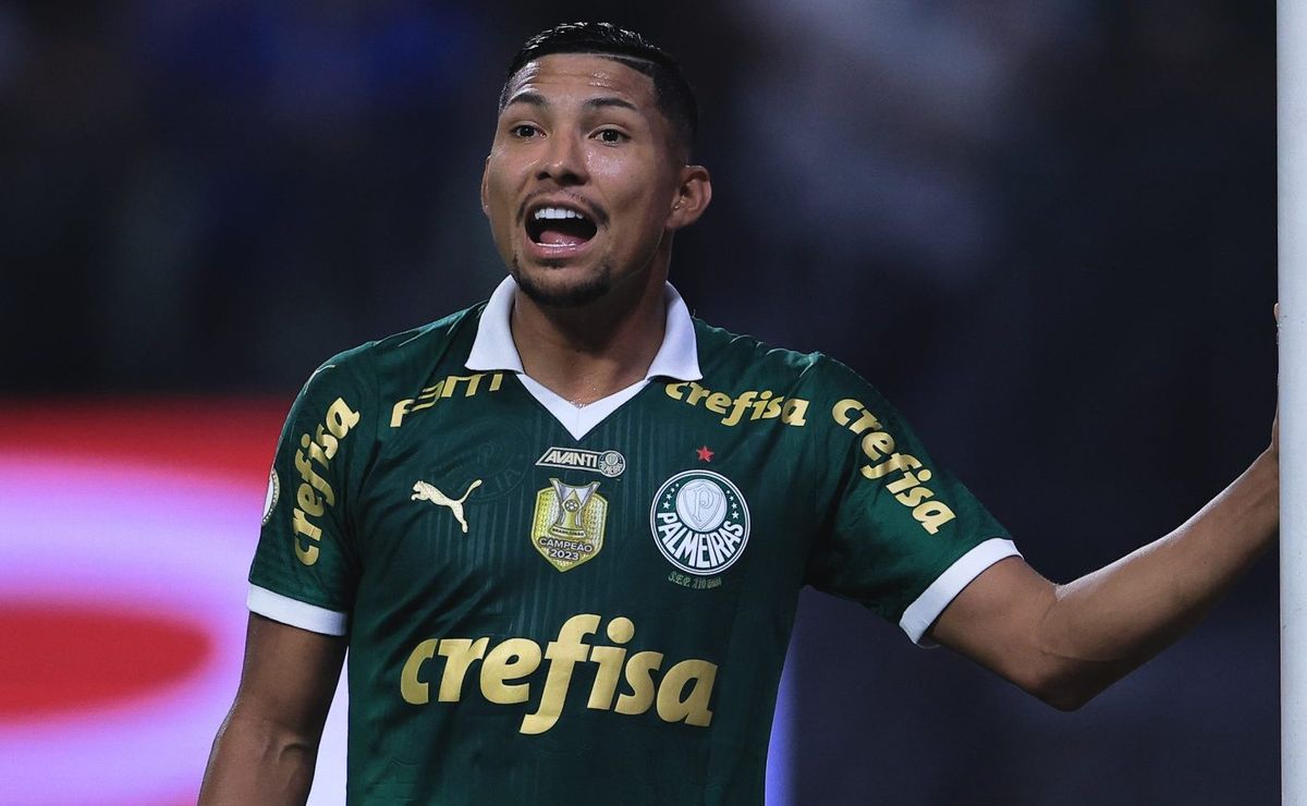 Ligação de Pedro Caixinha para Rony empolga o jogador e atacante deve sair do Palmeiras nos próximos dias