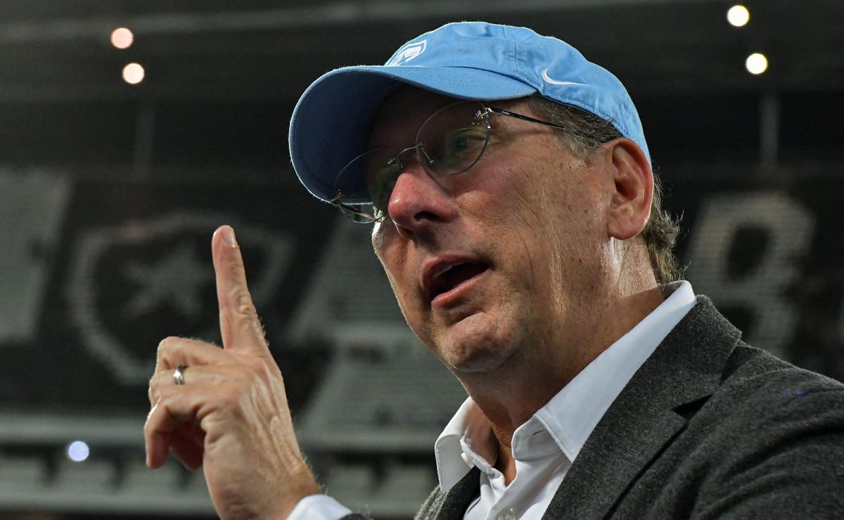 Textor tem pressa para trazer um novo treinador ao Botafogo e avança para fechar com Rafa Benítez