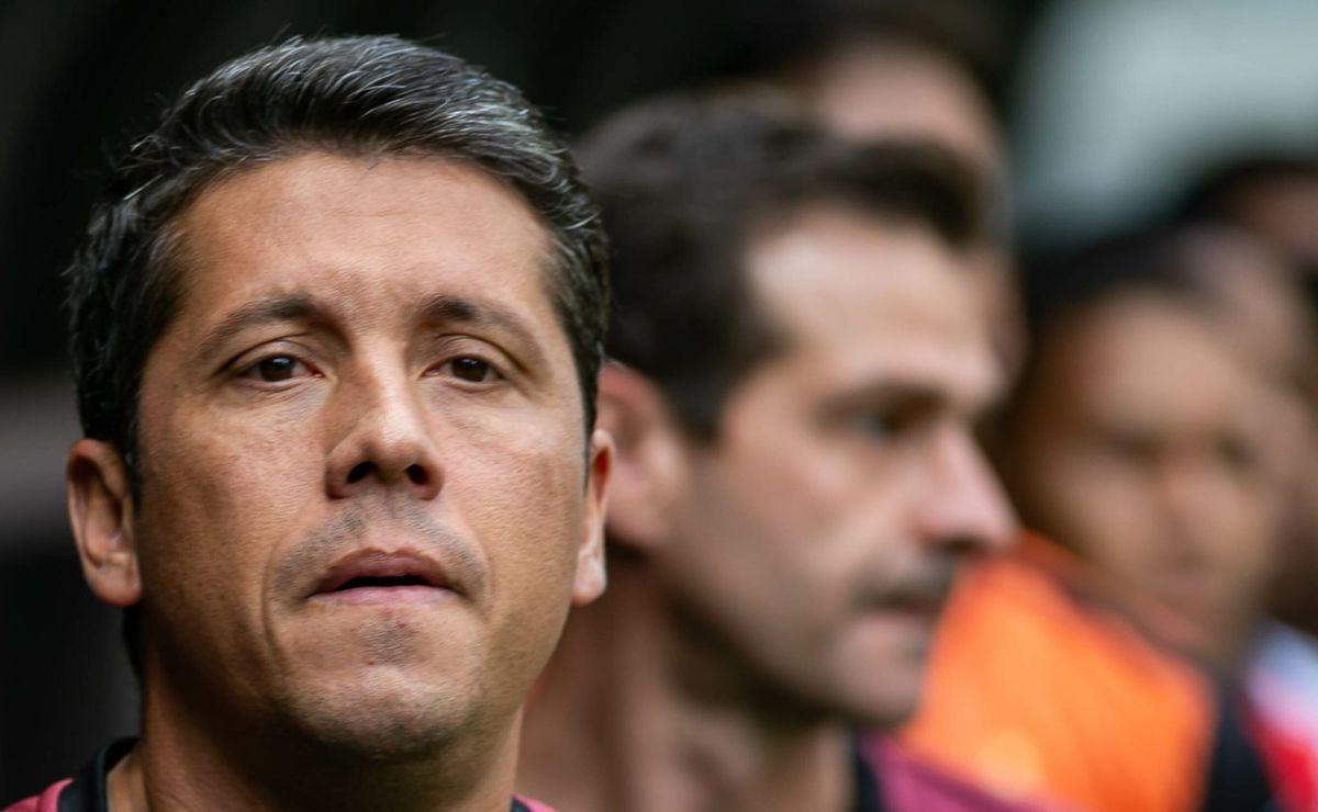 Cruzeiro tem interesse em Thiago Carpini e Vitória topa liberação por R$ 3 milhões