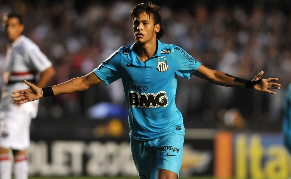 Neymar mal chegou no Santos e já faz explodir as buscas pela camisa azul de 2012