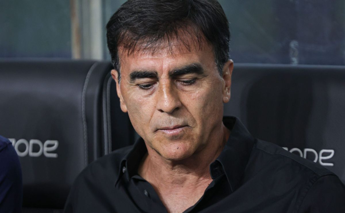 Grêmio espera negociar jovem promessa que perdeu espaço com Quinteros após chegada de Cuéllar