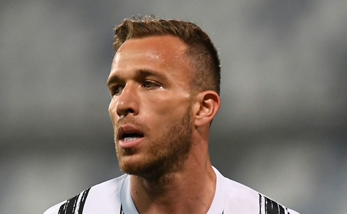 Arthur aceita jogar no Santos e negociação com o meia avança para um final feliz