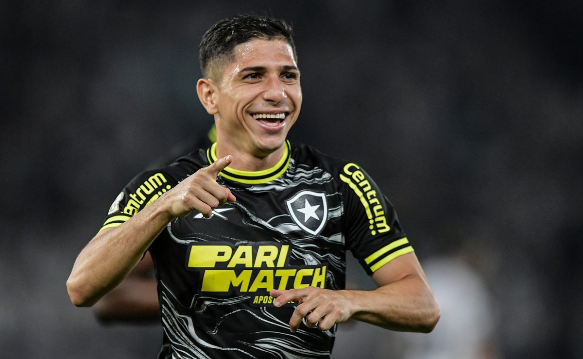 Savarino abre o coração e comemora um ano de sua chegada ao Botafogo: “Feliz por cada momento vivido aqui”