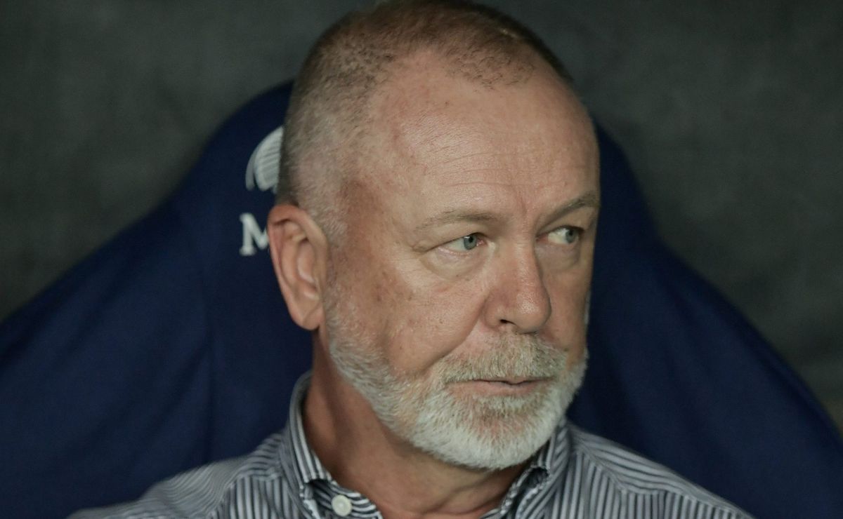 Mano Menezes tem ‘má notícia’ antes de clássico contra o Botafogo