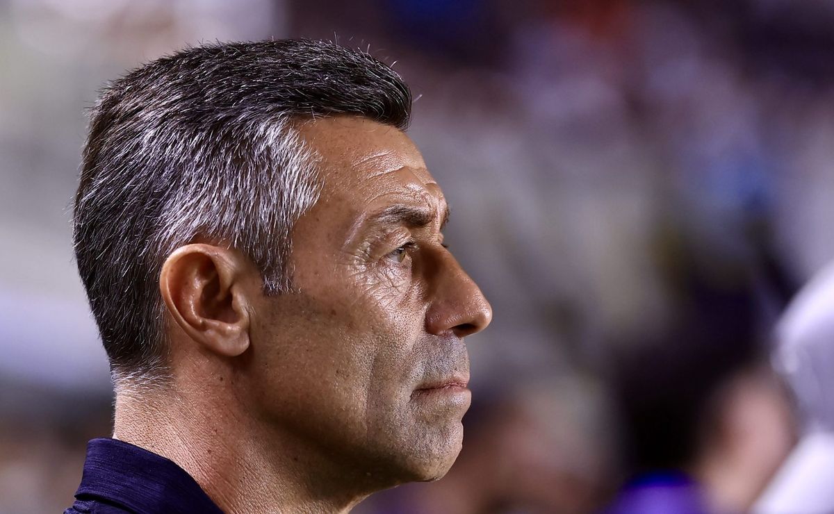 Pedro Caixinha vira ‘pardal’ para a torcida ao improvisar Léo Godoy no Santos: “Na ponta é absurdo”