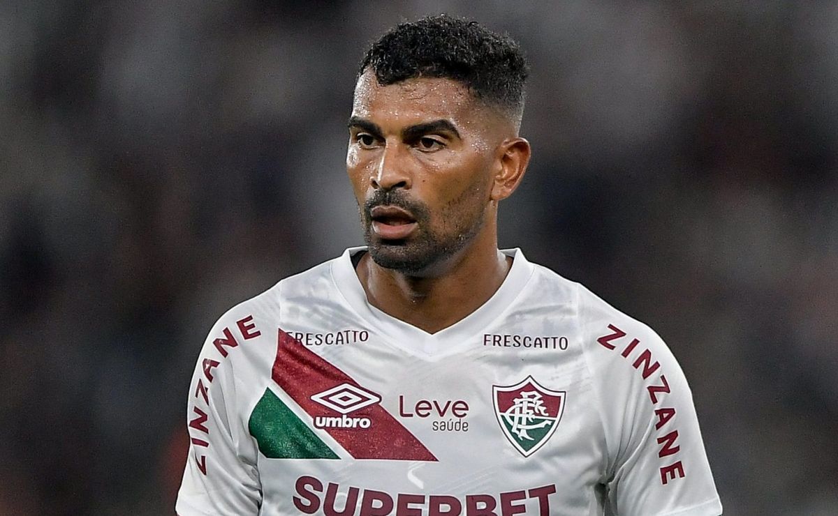 Thiago Santos do Fluminense é severamente criticado pela torcida após cometer pênalti no fim do jogo