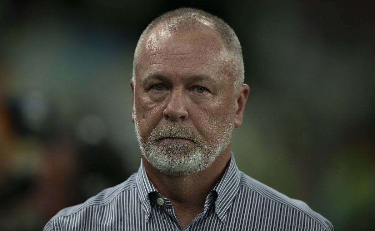 Torcida do Fluminense perde a paciência com Mano Menezes após derrota em clássico: “Ser demitido hoje”