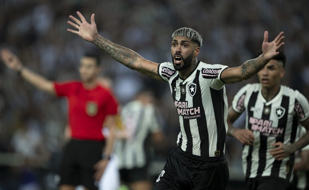 Torcida manda a real para Barboza após lance polêmico com cartão amarelo no clássico: “Inacreditável isso!”