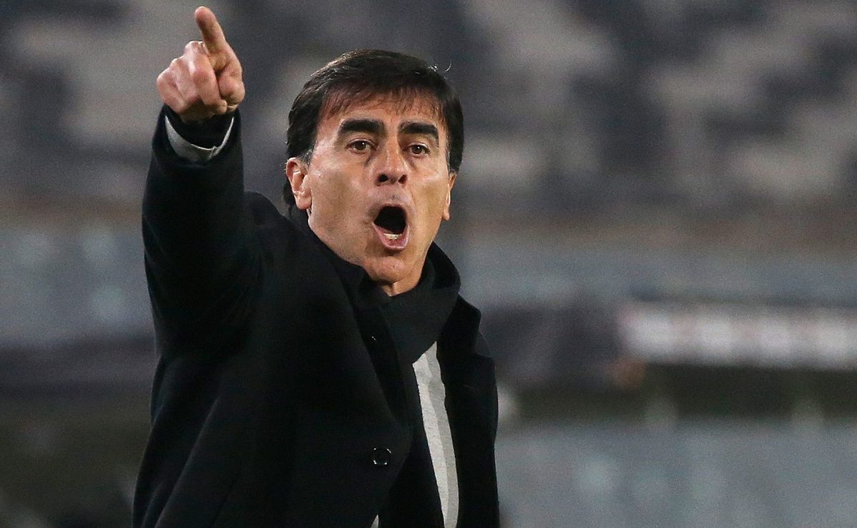 Quinteros detalha reviravolta no Grêmio e expõe novo plano para Arezo: “Ele é mais…”