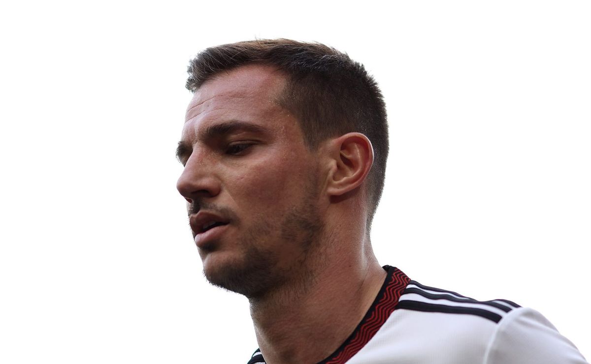 Cédric Soares mal chega ao São Paulo e recebe recado direto de Zubeldía: “Se não gosto…”