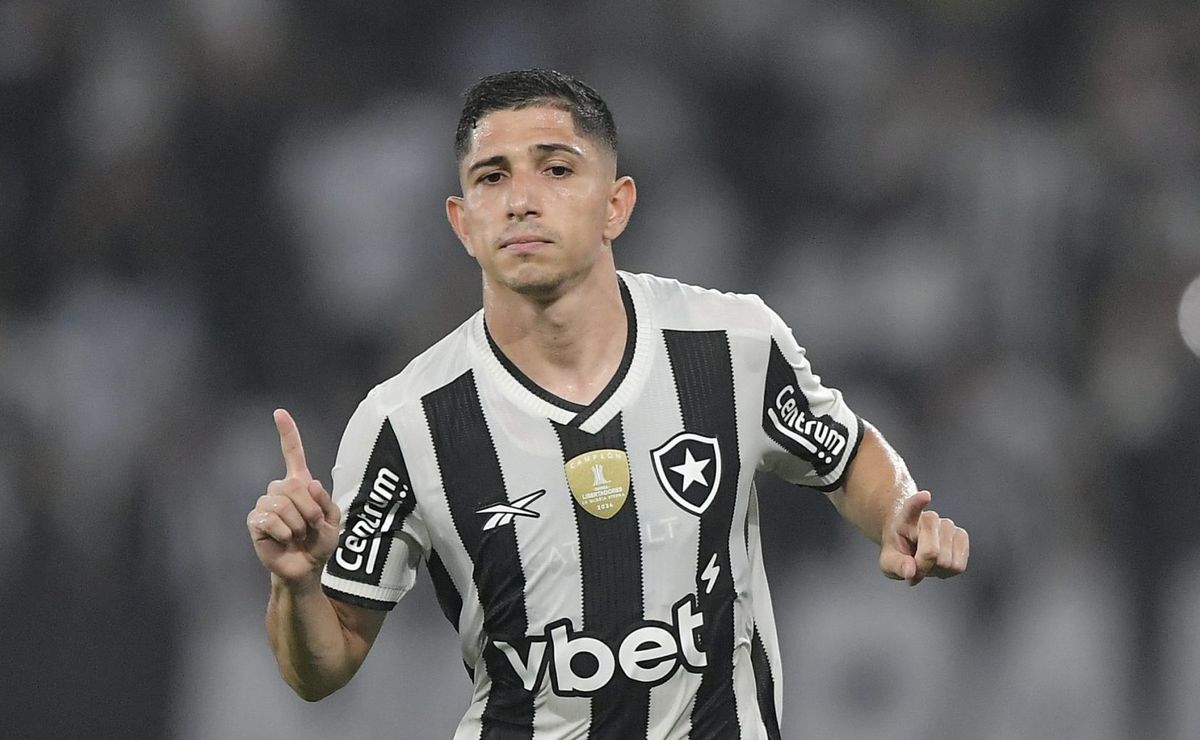 Savarino decide e Botafogo impõe ao Fluminense a 14ª derrota em clássicos desde 2023