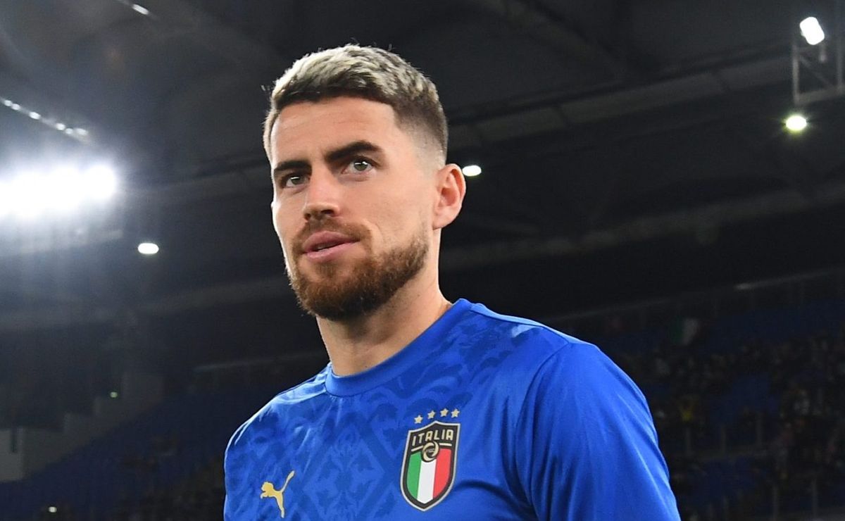 Enquanto o Flamengo espera assinar com Jorginho, Arsenal busca informações sobre Wesley