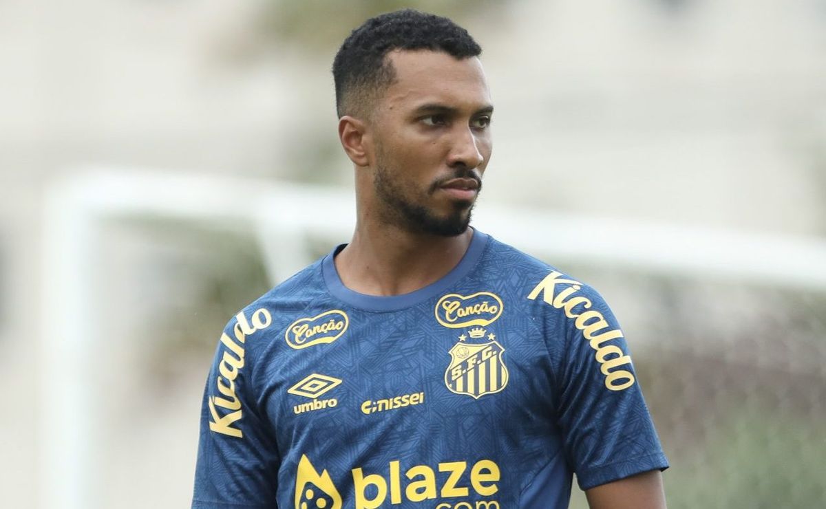 Vitória encaminha contratação de Lucas Braga vindo do Santos