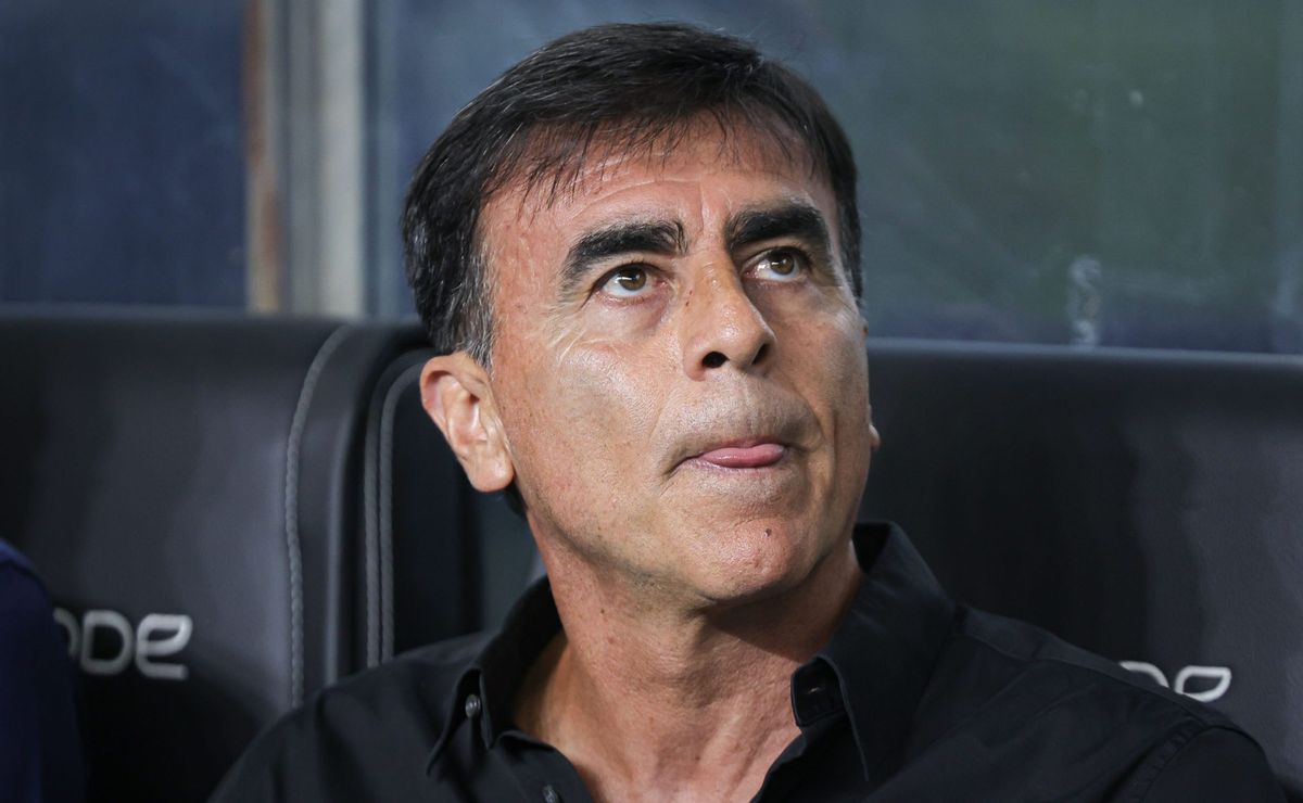 Gustavo Quinteros revelou estratégia utilizada no Grêmio para ter solidez na defesa