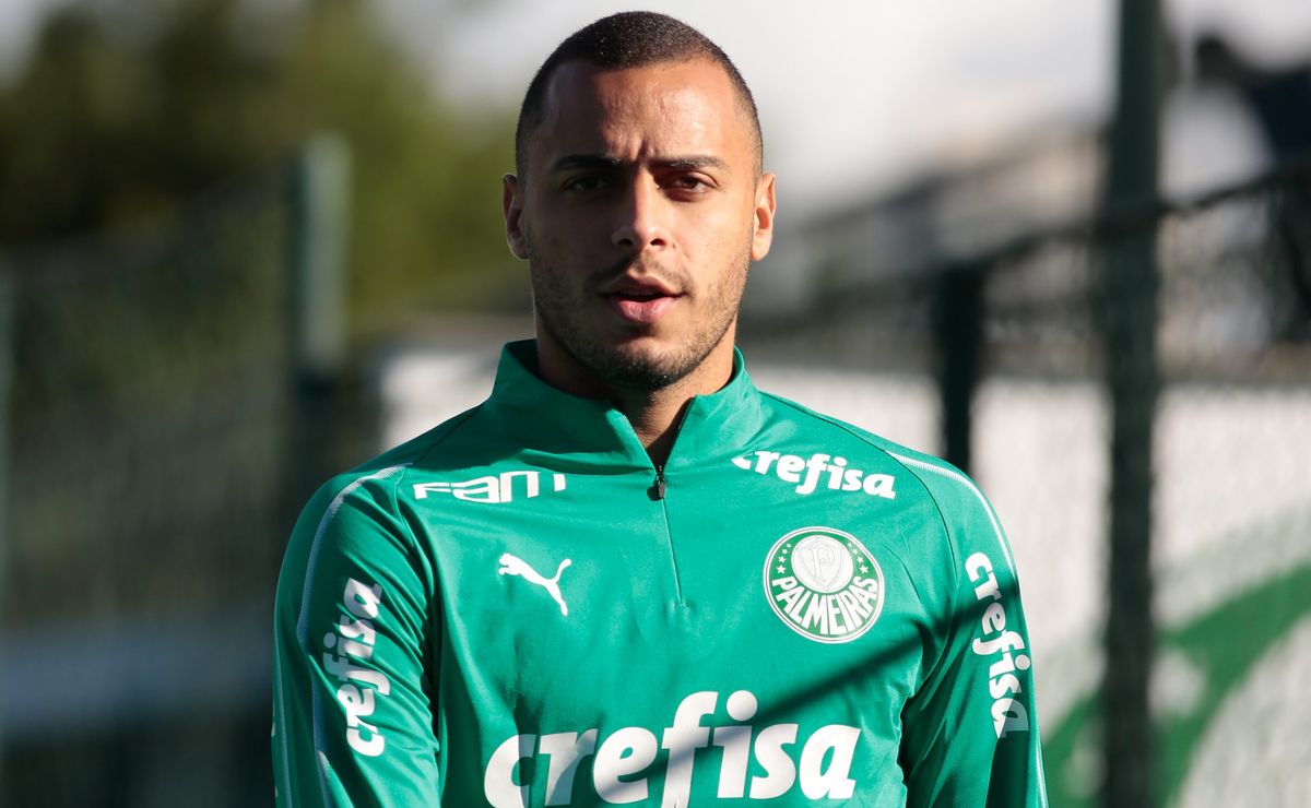 Alvo do Palmeiras, Arthur Cabral deixa o Benfica e se acerta com West-Ham por R$ 120 milhões