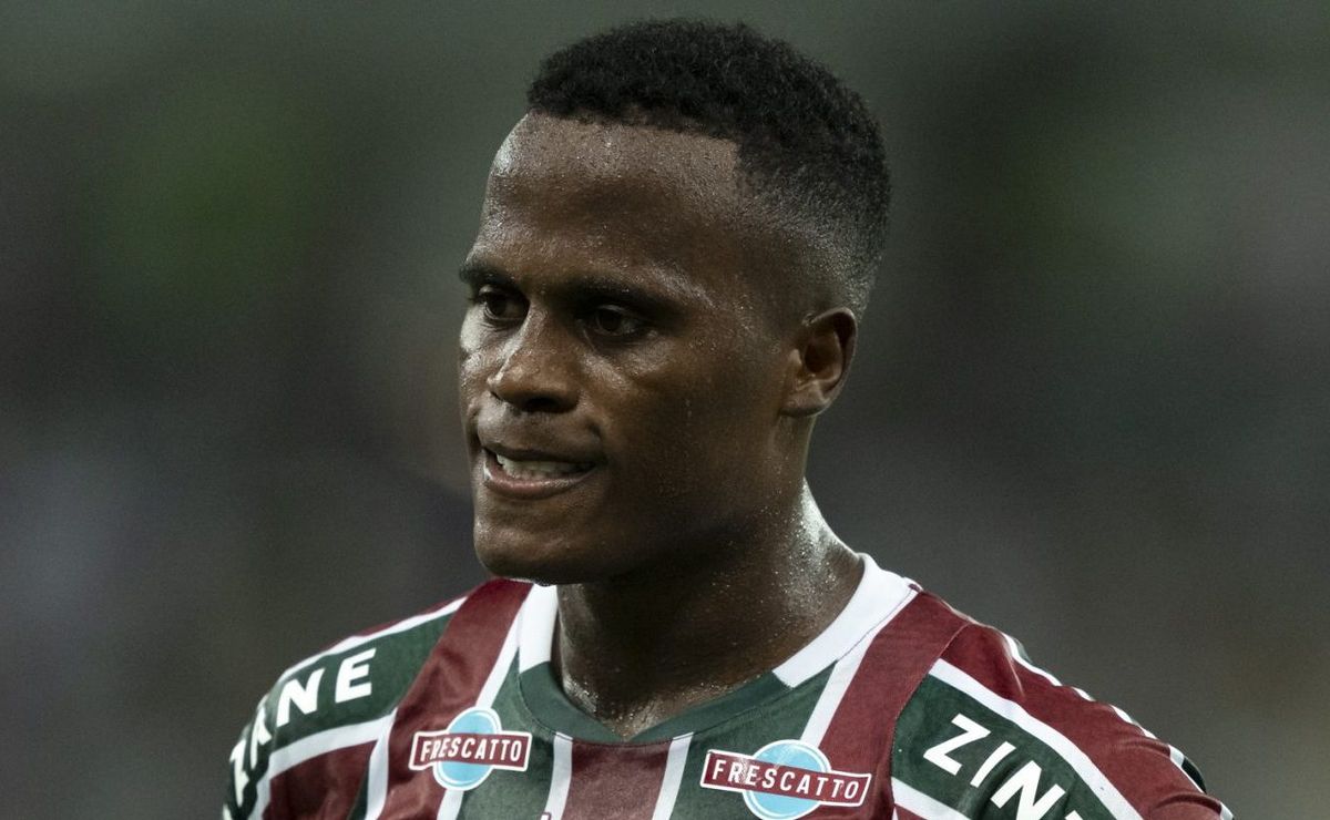 Arias vê propostas da Europa não avançarem e Fluminense espera que o meio-campista renove seu contrato após dia 4 de fevereiro