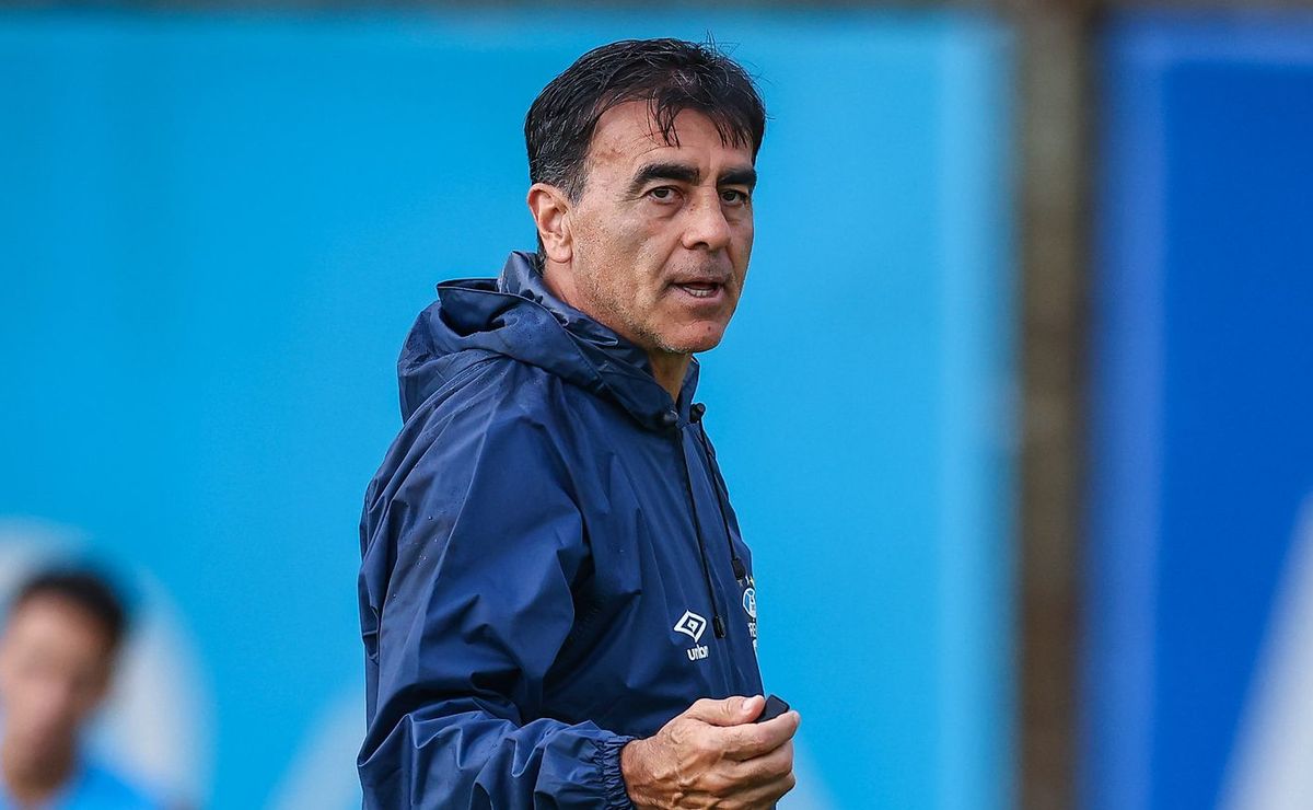 Grêmio recebe dispensa de Gustavo Quinteros e analisa novas propostas milionárias