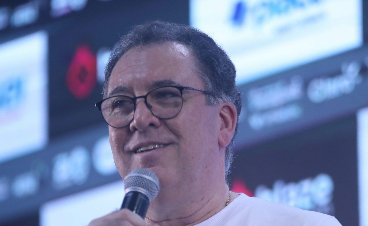 Santos de Marcelo Teixeira oferece R$ 46 milhões por meio-campista e o Racing recusa