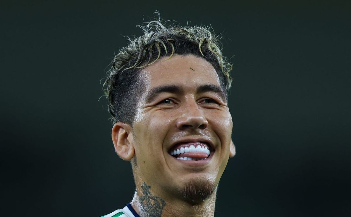 Firmino não negocia com o Palmeiras e pretende cumprir contrato no Al-Ahli, revela jornalista
