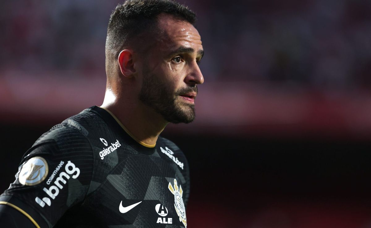 Ídolo do Corinthians, Renato Augusto vive drama e torcida do Fluminense ridiculariza meia: “Esse inútil”