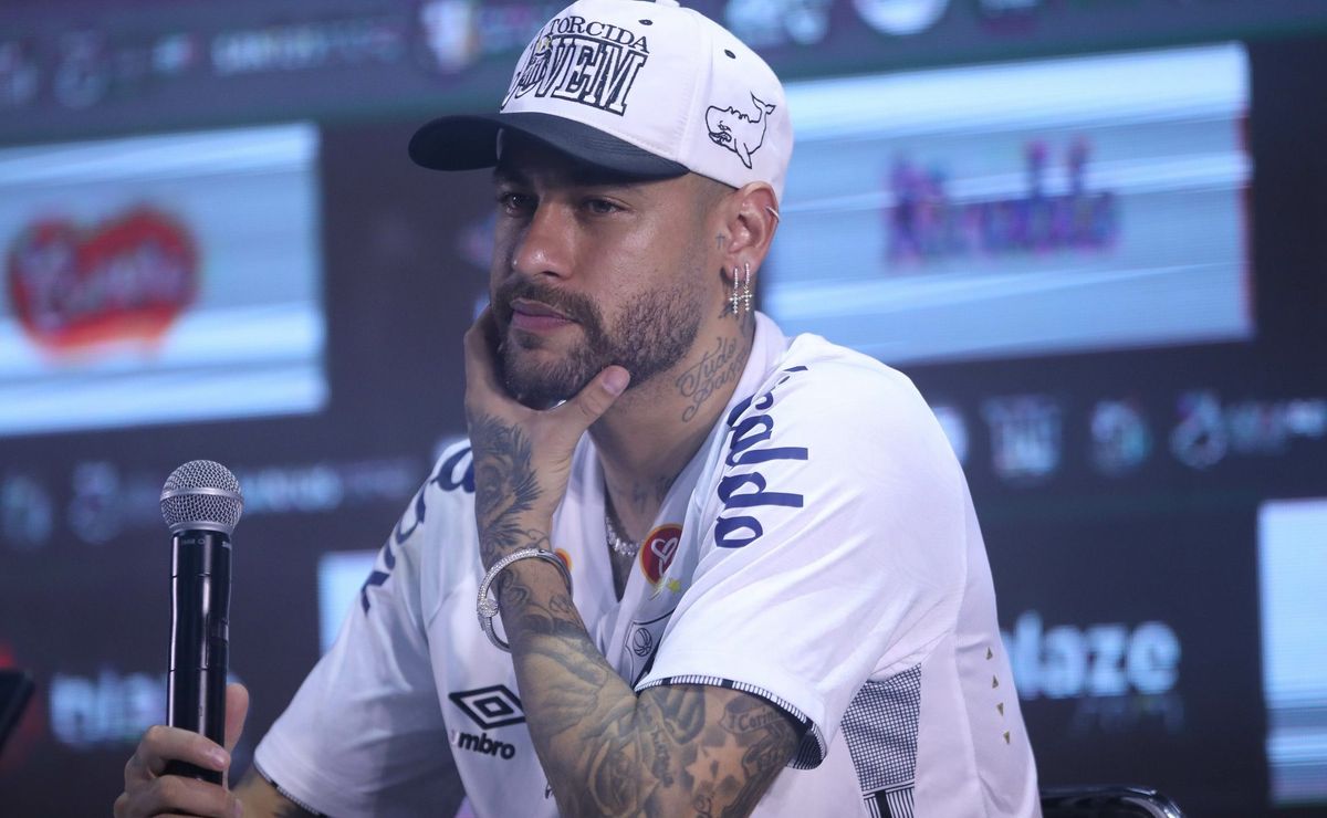 Neymar chega ao Santos fazendo decreto sobre Caixinha e sendo sincero sobre reforços: “Dou minha opinião”