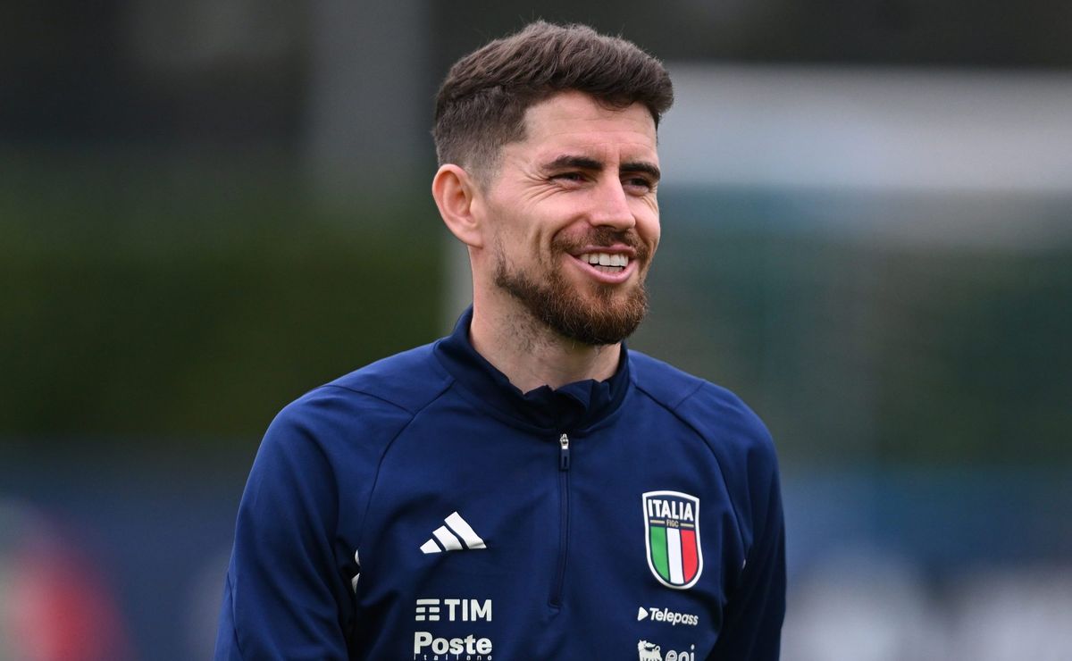 Jorginho e Flamengo acertam últimos detalhes e meia deve ser anunciado em junho