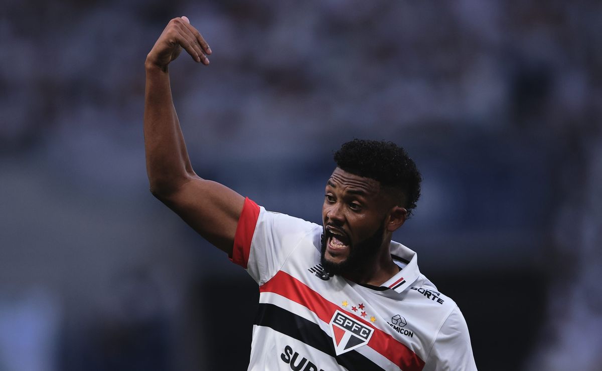 Sabino é criticado pela torcida do São Paulo após derrota para o Santos