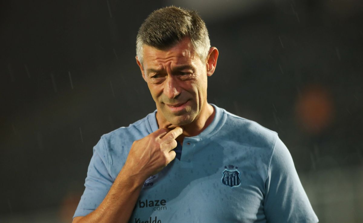 Expulsão ‘relâmpago’ de Pedro Caixinha gera críticas da torcida: “É um português f….”