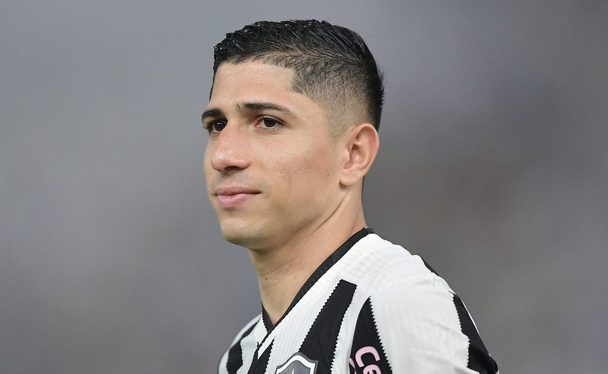 Savarino manda recado a Filipe Luís antes de Botafogo x Flamengo pela Supercopa: “Continuar ganhando”