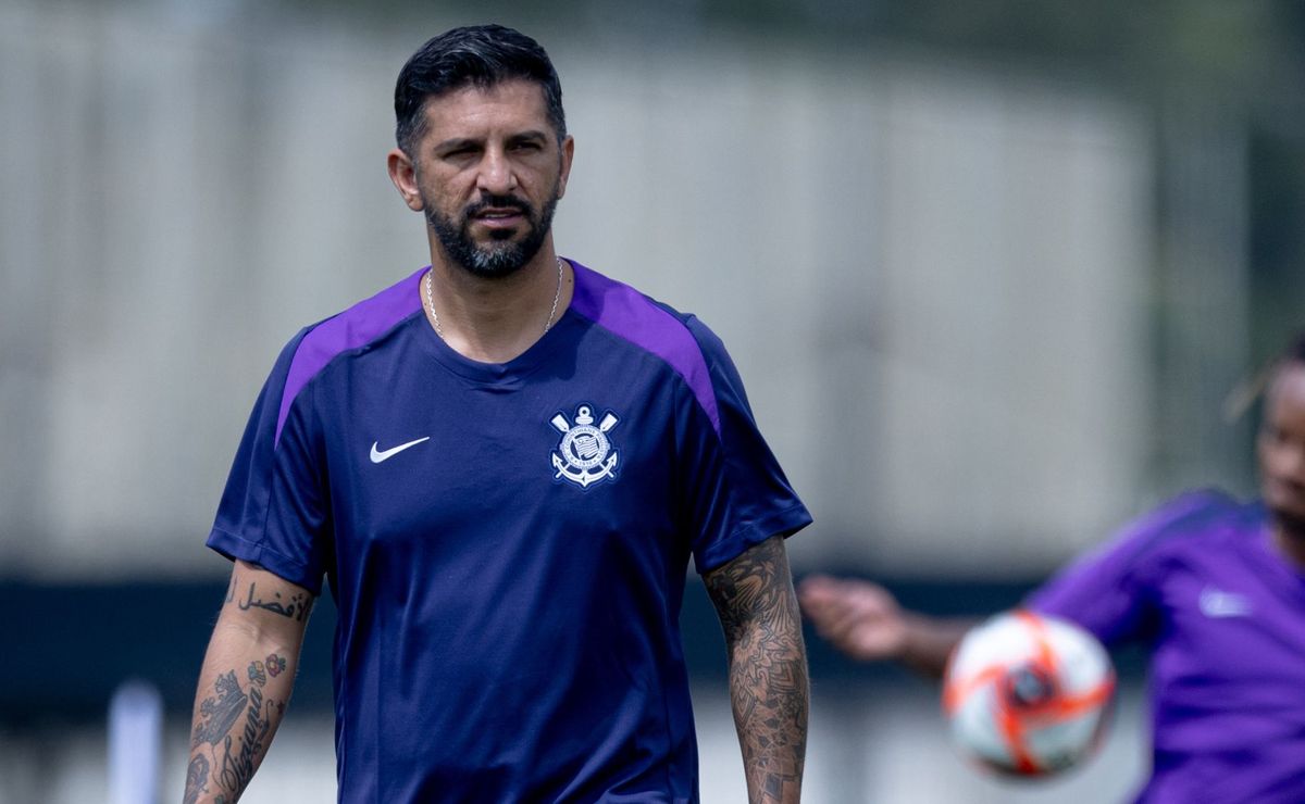 Emiliano Díaz é direto sobre sumiço de Kayke e diz que o jovem vai jogar quando merecer