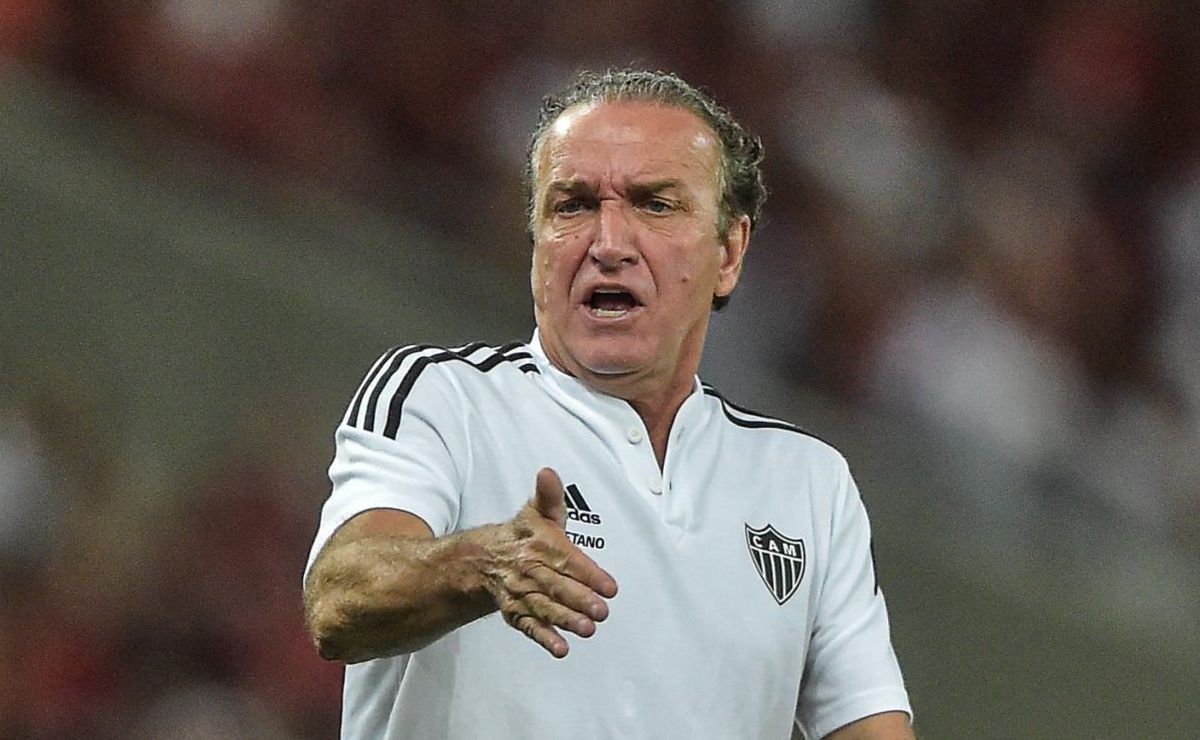 Cuca não deixa polêmica sobre negociação passar batido e manda direta para atacante