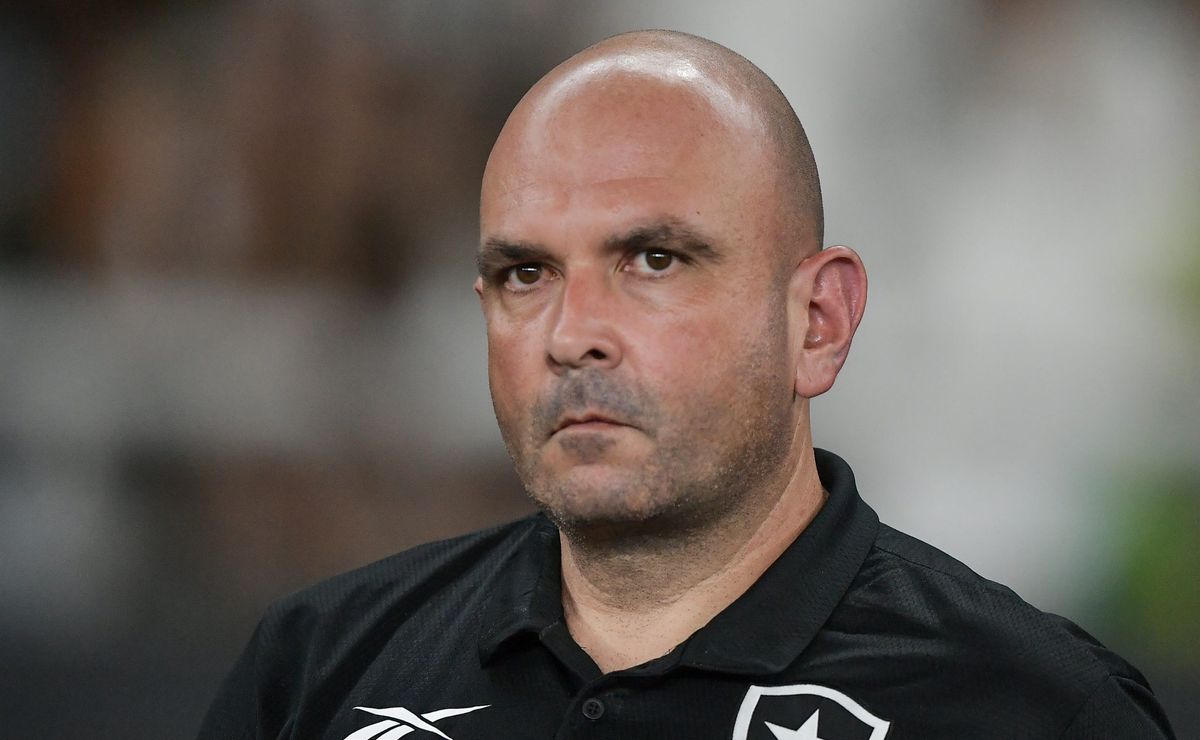 Leiria afirma que pouco tempo de preparação prejudicou Botafogo contra o Flamengo: “ficou evidente”