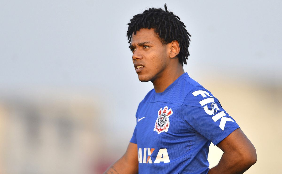 Romarinho, ex-Corinthians rescindi contrato com clube da Arábia e Vasco quer contratá-lo