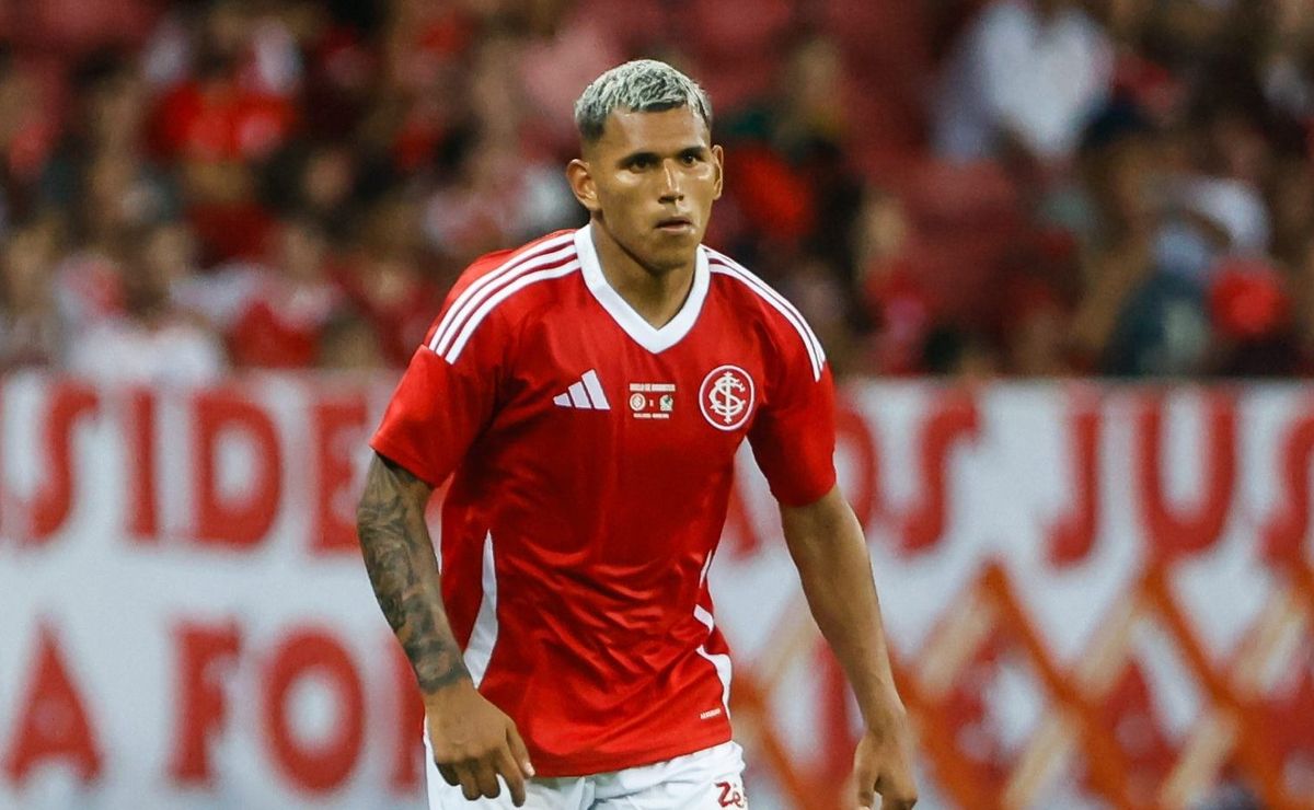 Roger não descarta Aguirre fora do time titular do Internacional: “Preciso observar”