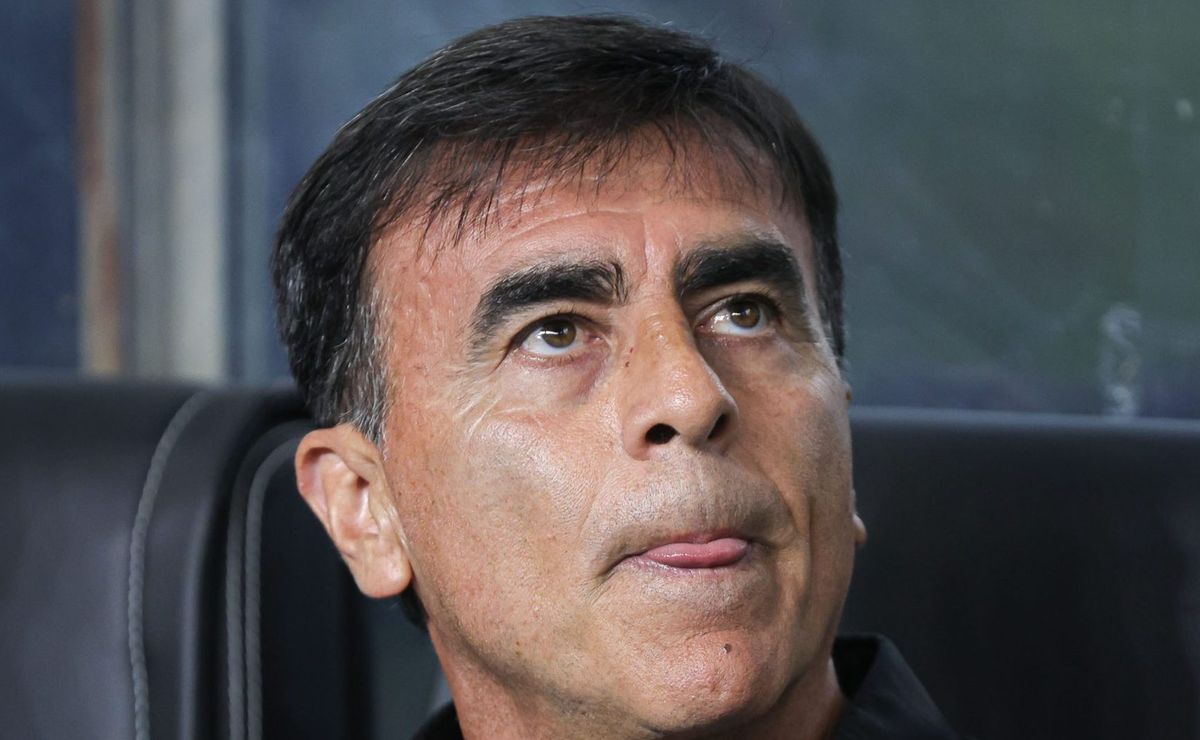 Quinteros pede contratação de centroavante no Grêmio, mas diretoria descarta e vai apostar em Arezo