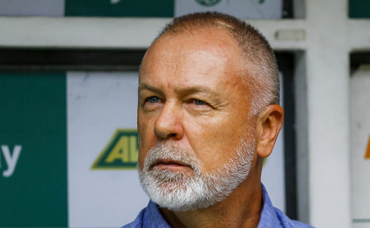 Diretoria do Fluminense se reúne na madrugada e demissão de Mano Menezes entra em pauta