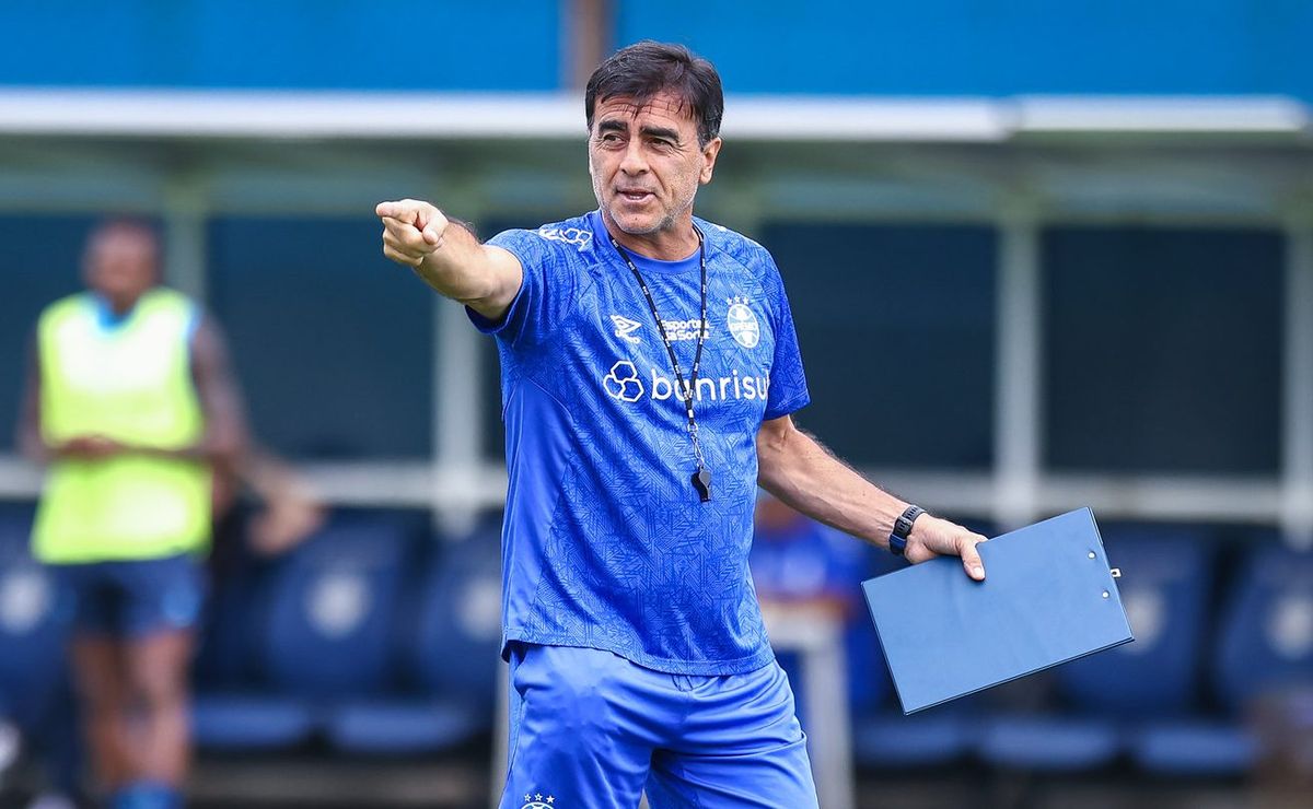 Quinteros coloca defesa do Grêmio como prioridade e foca na contratação de dois zagueiros: “forte para…”