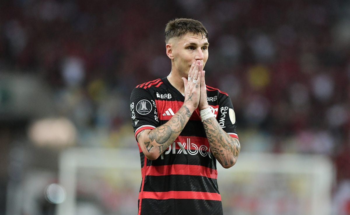 Varela, do Flamengo, é liberado para ir ao velório do pai no Uruguai