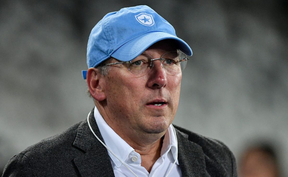 John Textor muda de ideia e quer anunciar novo técnico do Botafogo até o final de semana