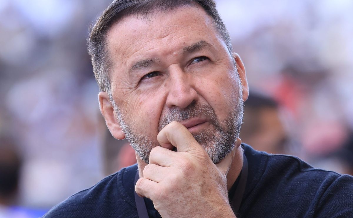 Augusto Melo manda aviso sobre pagamentos de salários para jogadores do Corinthians