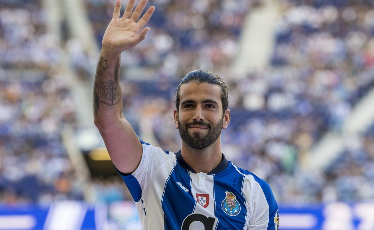 Neymar pode ‘pesar’ e Santos envia proposta para contratar volante Sérgio Oliveira, ex-Porto