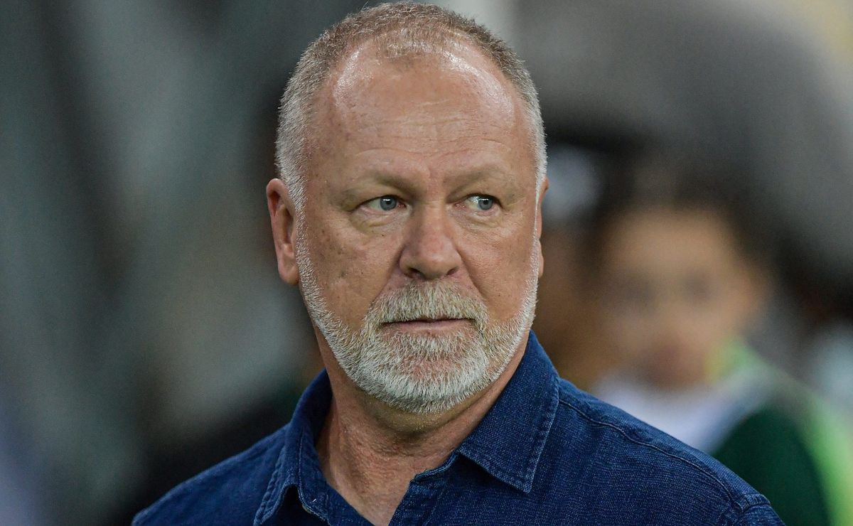 Torcida do Fluminense critica Mano Menezes por “boicotar” a jovem promessa Riquelme Felipe