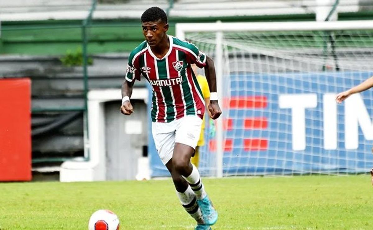 Torcida do Fluminense manda recado para Mano Menezes: “Wallace Davi no lugar de Martinelli”